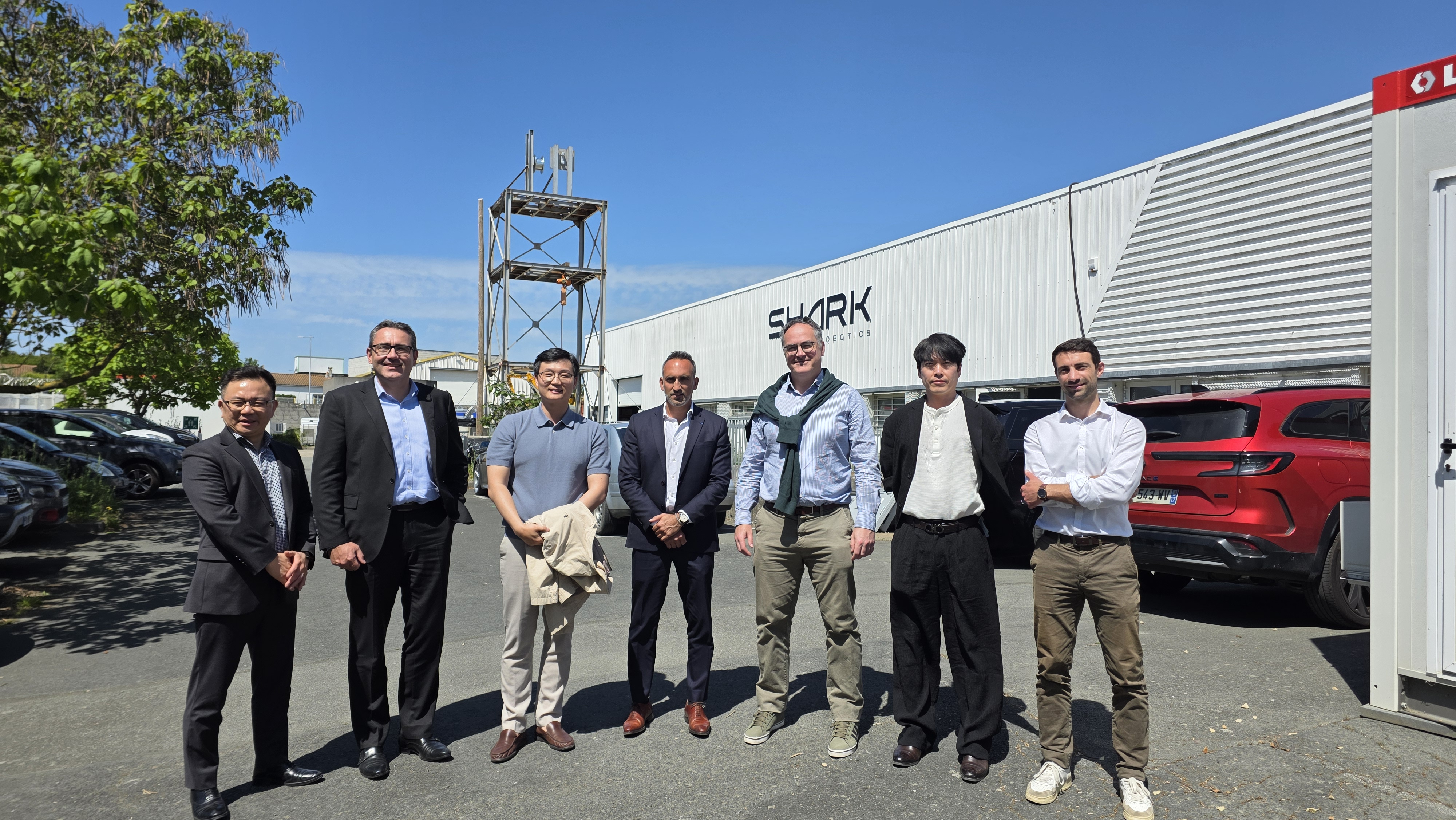 최종 단체 사진 — Shark Robotics 공장 앞